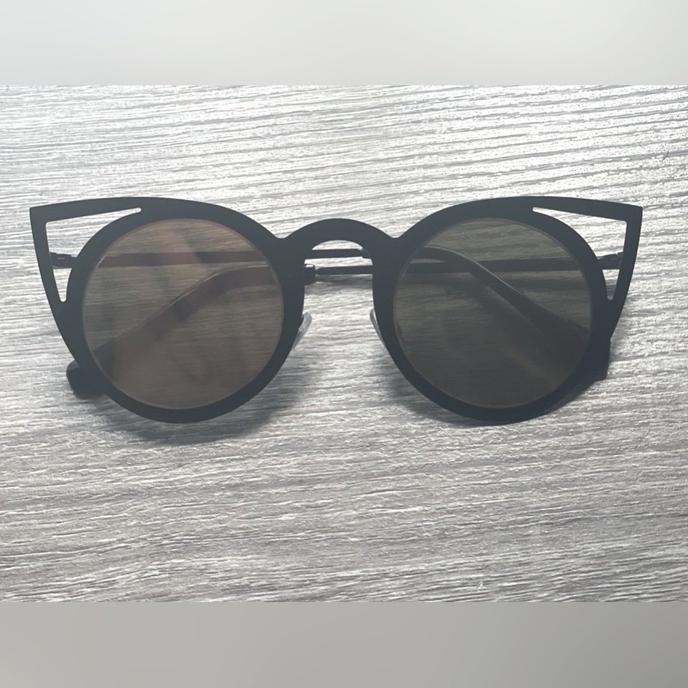 Cat-eye sunglasses